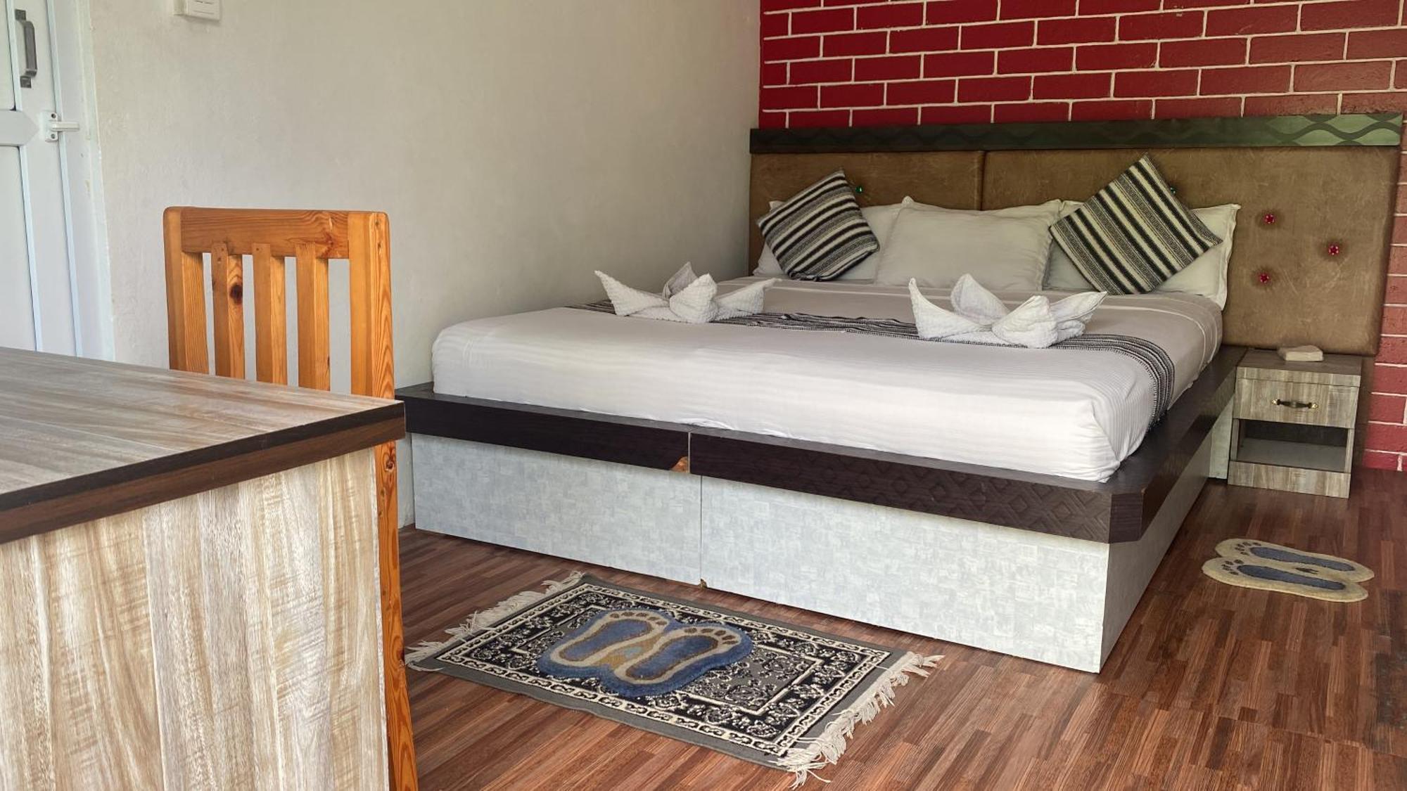 The Glasshouse Hotel Kawasoti Bagian luar foto